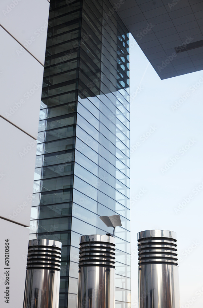 Obraz premium modernes hochhaus,geschäftsgebäude,glasfront,blauer himmel