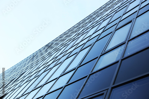 modernes hochhaus gesch  ftsgeb  ude glasfront blauer himmel