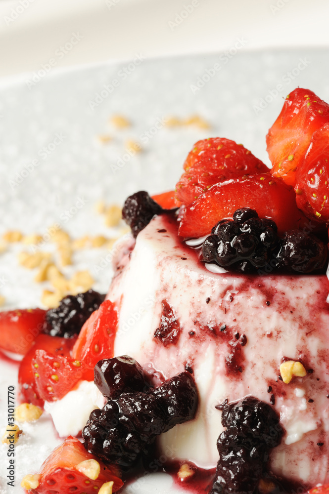 panna cotta con fragole e gelsi panna cotta con fragole e gelsi