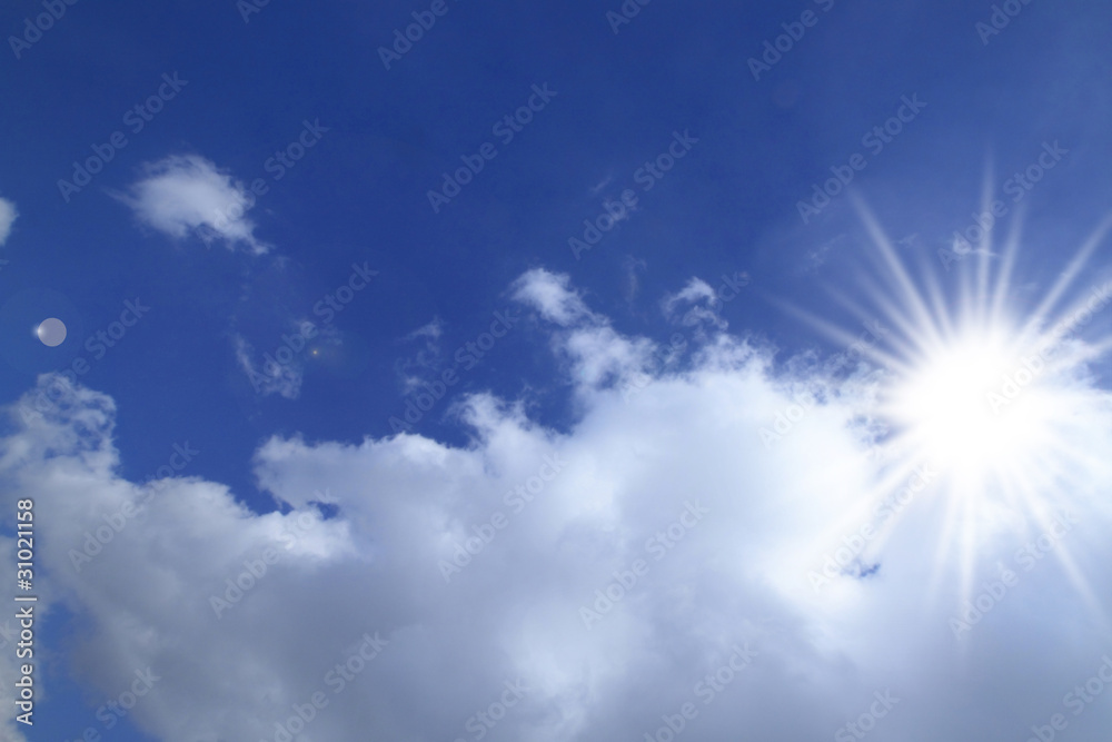 太陽と青空と白い雲