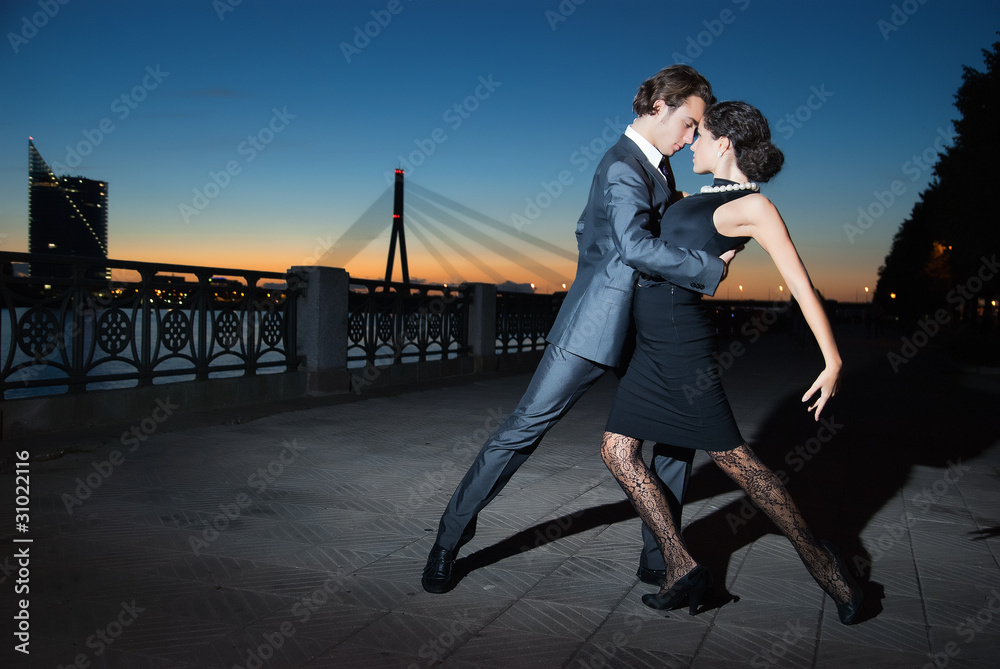 tango in the night city - obrazy, fototapety, plakaty 