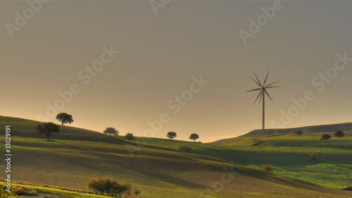 Paesaggio rurale con pala eolica