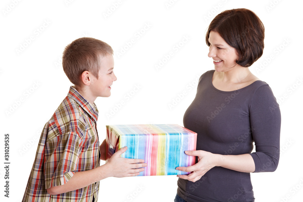 Mutter und Kind halten ein Geschenk Mutter und Kind halten ein Geschenk
