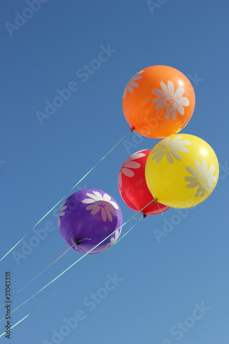 Воздушные шары улетают в небо