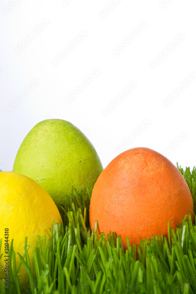 Naklejka premium easter eggs in grass