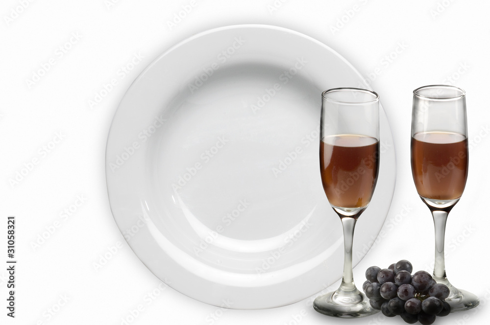 placa, plato en fondo Blanco con copas de vino tinto placa, plato en fondo Blanco con copas de vino tinto