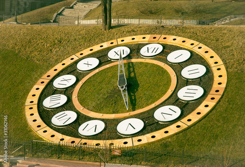 Часы на лужайке