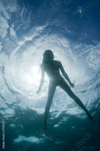 Treibende Frau - Floating woman - Ozean - Ocean