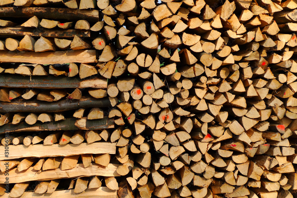 Brennholz gestapelt