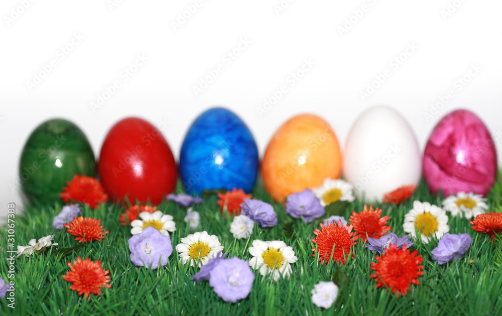Bunte Ostereier auf einer Blumenwiese Bunte Ostereier auf einer Blumenwiese