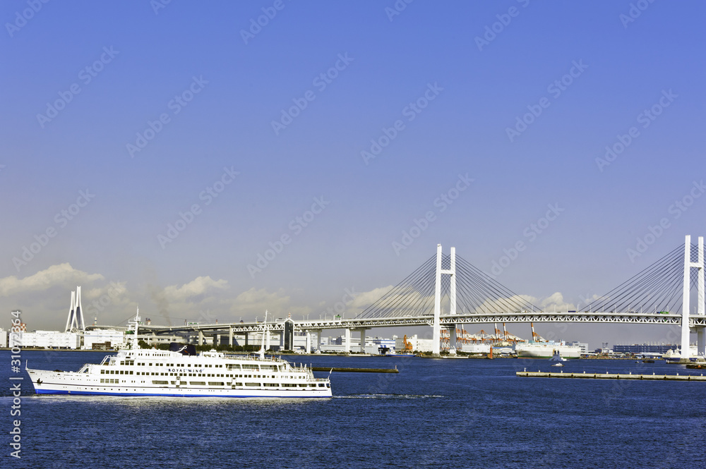 横浜港　ベイブリッジ　船