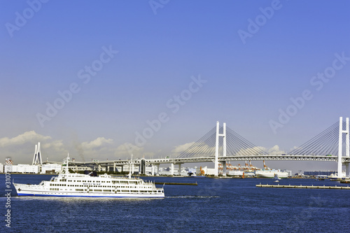 横浜港　ベイブリッジ　船 © Hamdan Yoshida