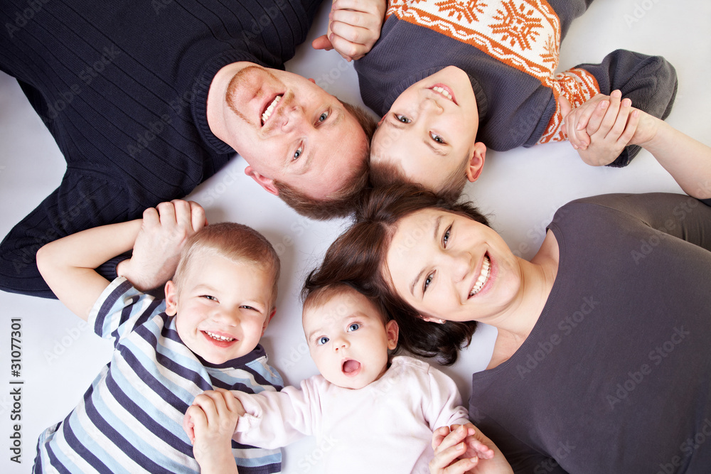 Lachende Familie im Kreis