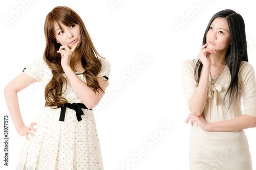 腕組みの女性たち