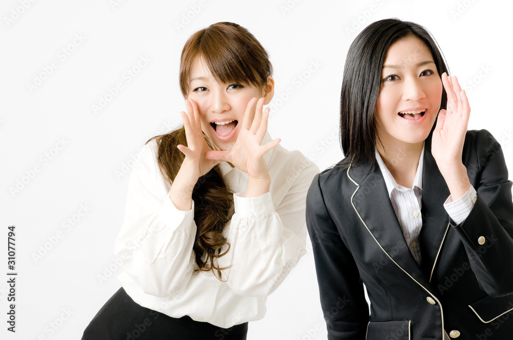 応援する女性社員 応援する女性社員
