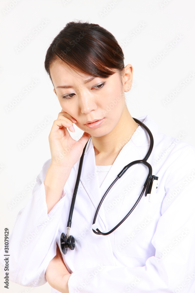 young japanese female doctor thinking/考える日本人女性医師 young japanese female doctor thinking/考える日本人女性医師