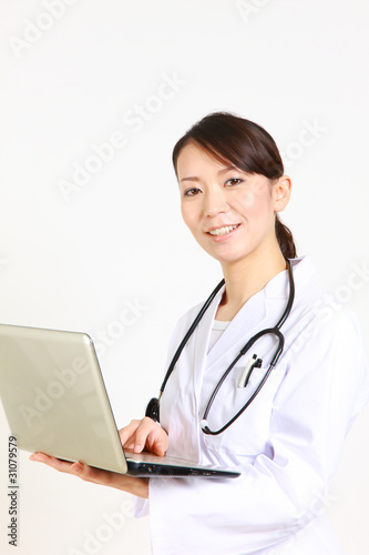 japanese female doctor with laptop computer smiles/パソコンを持つ女性医師