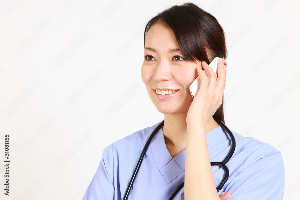 young japanese female doctor talks with a smart phone/電話をする女医 young japanese female doctor talks with a smart phone/電話をする女医