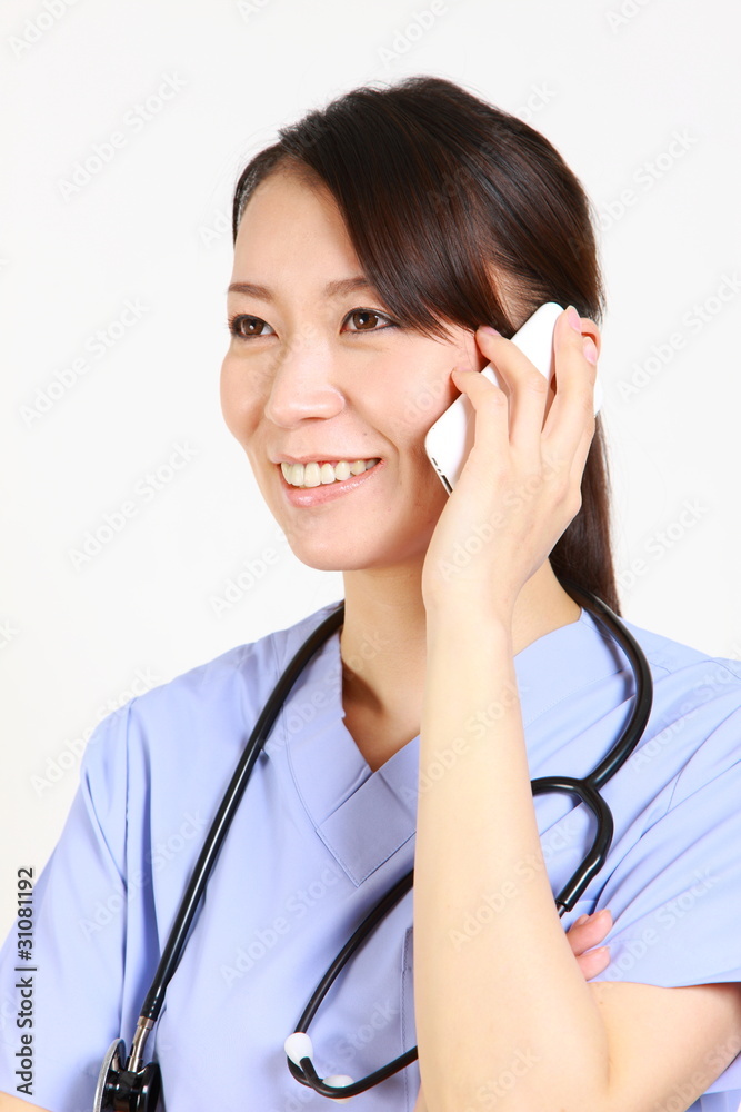 young japanese female doctor talks with a smart phone/電話をする女医 young japanese female doctor talks with a smart phone/電話をする女医