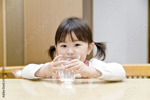 水を飲む女の子 photo