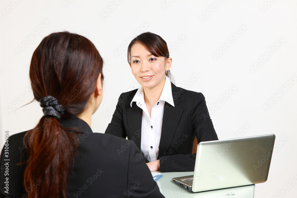 young japanese business woman confers/ミーティングをするビジネスウーマン young japanese business woman confers/ミーティングをするビジネスウーマン
