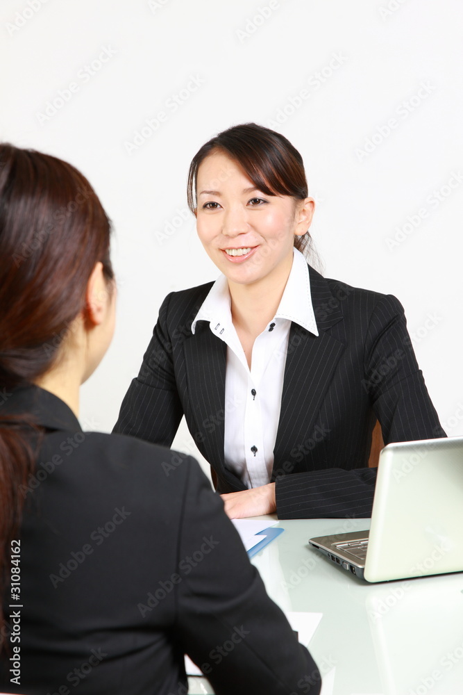 young japanese business woman confers/ミーティングをするビジネスウーマン young japanese business woman confers/ミーティングをするビジネスウーマン