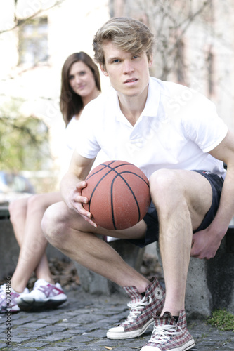 Paar mit Basketball