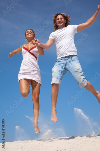 Obraz na płótnie happy couple in jump w salonie