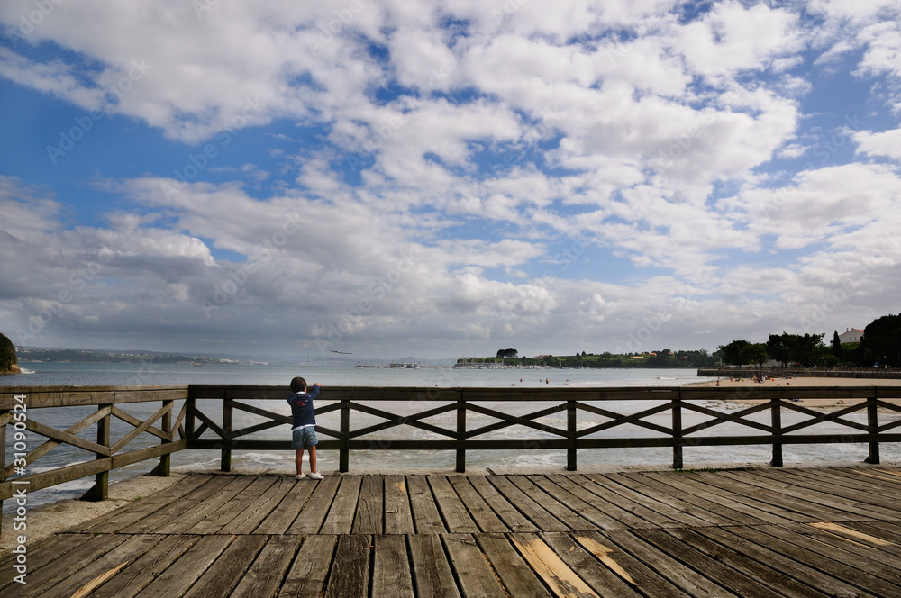 Niño observando el mar