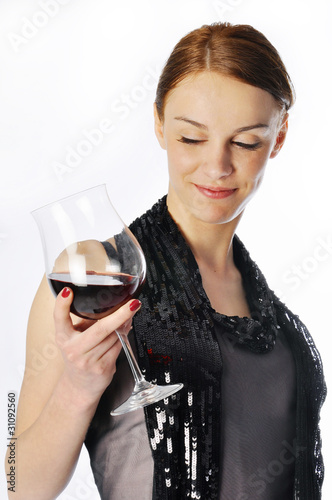 vino bicchiere ragazza elegante compiaciuta soddisfatta