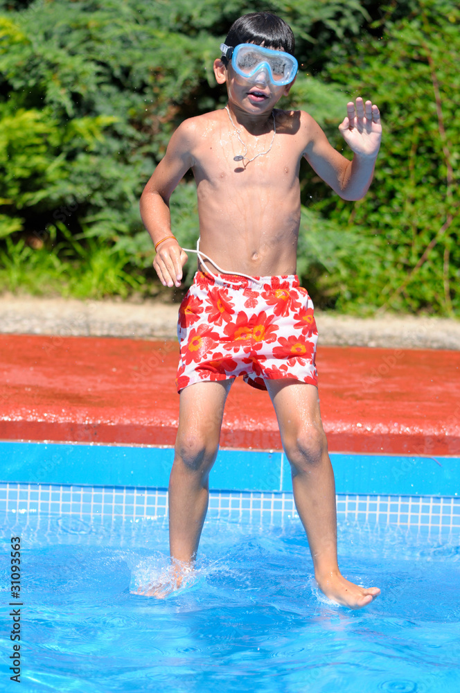 ni-o-en-la-piscina-foto-de-stock-adobe-stock