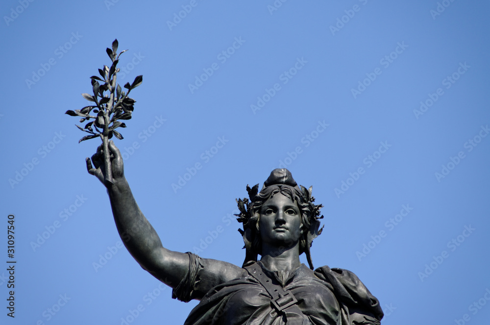 Statue de Marianne tenant une branche d'olivier. Paris. Statue de Marianne tenant une branche d'olivier. Paris.