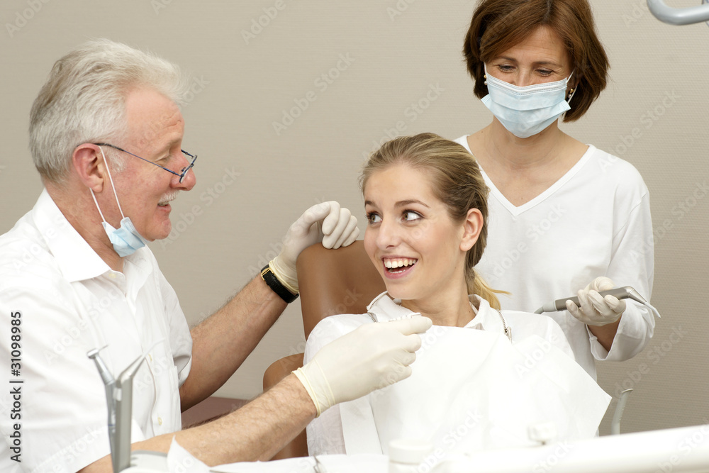 Obraz premium Lachende Patientin beim Zahnarzt