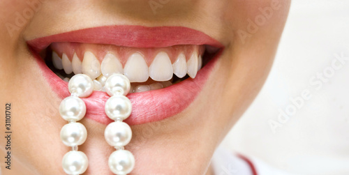 Cuadro en lienzo snow-white pearls of teeth