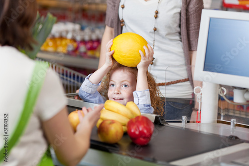 Konstfotografi kind an der kasse im supermarkt