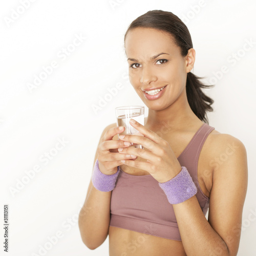 Frau mit Wasserglas