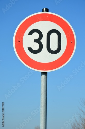 Zulässige Höchstgeschwindigkeit 30 km/h