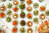 Kleine Salat-Glasgefäße auf kaltem Büffet