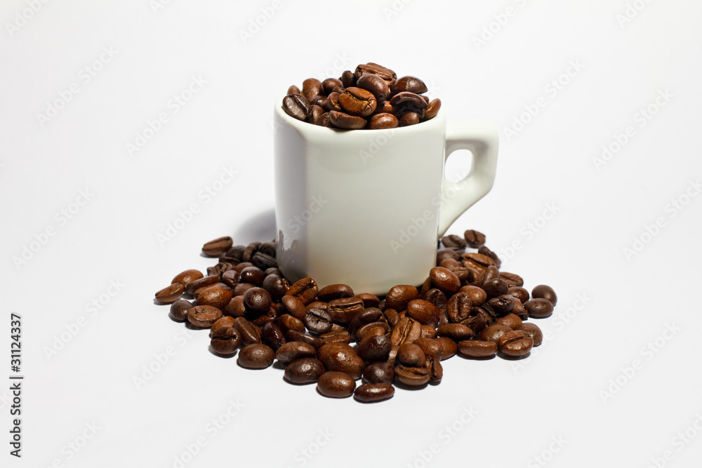 Fototapeta premium Tasse mit Kaffeebohnen