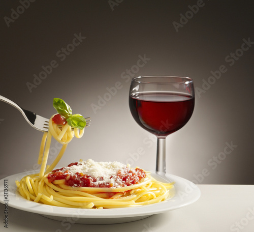spaghetti al pomodoro con forchetta e vino rosso