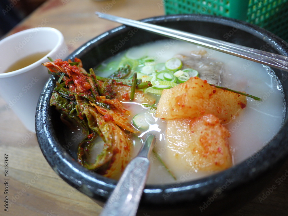Naklejka premium 韓国の名物料理「ソルロンタン」