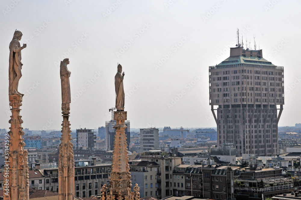 Milano, guglie del duomo e torre Velasca
