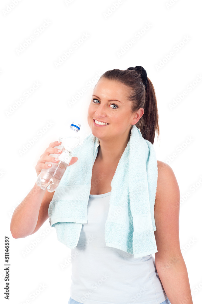 Junge Frau nach dem Sport trinkt Wasser Junge Frau nach dem Sport trinkt Wasser