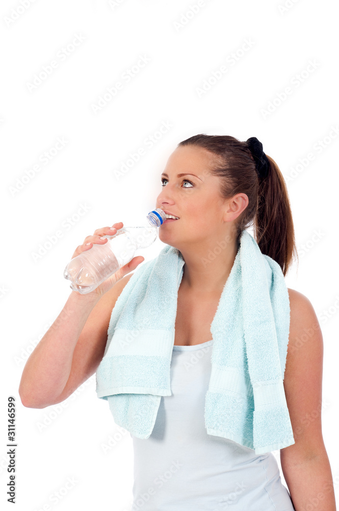 Junge Frau nach dem Sport trinkt Wasser Junge Frau nach dem Sport trinkt Wasser