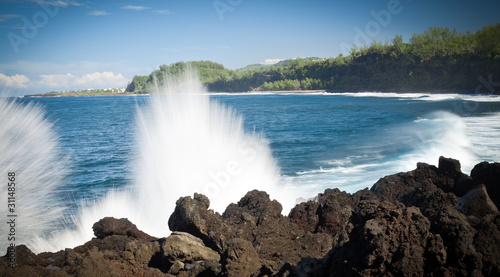 Vague se brisant sur la côte sud de l'île de La Réunion