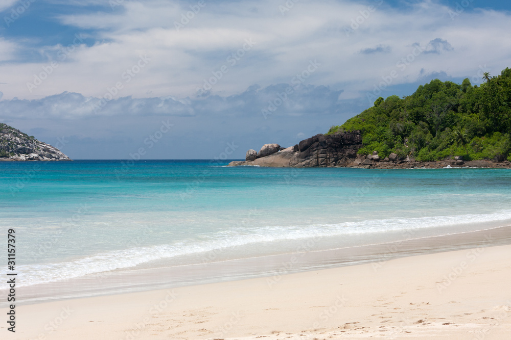 plage de sable blanc aux Seychelles