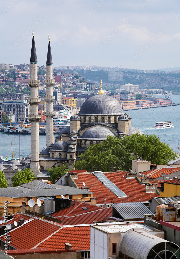 Naklejka premium View of Yeni Moscque, districts Eminonu and Beyoglu and the Bosp
