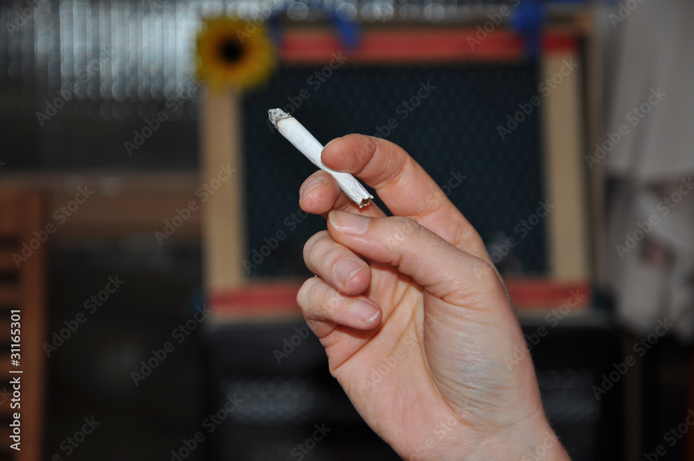 hand mit Zigarette hand mit Zigarette