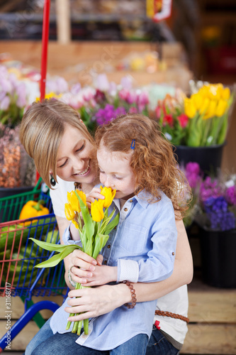 mutter und tochter kaufen tulpen
