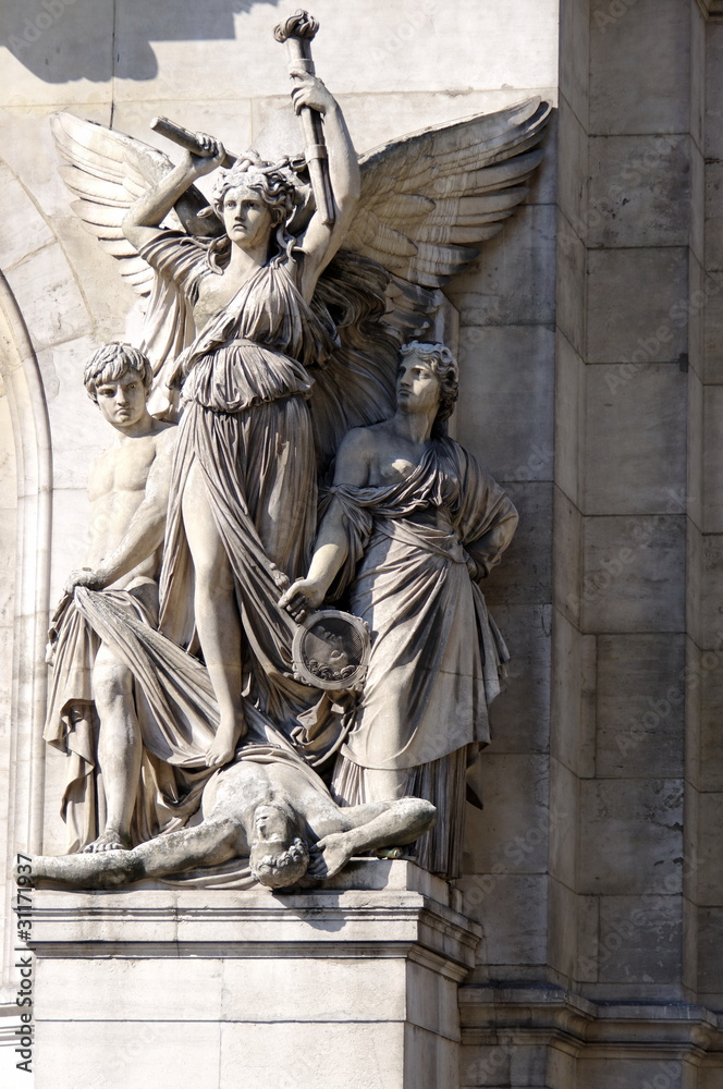 Statues en pierre blanche, façade de l'Opéra Garnier, Paris.